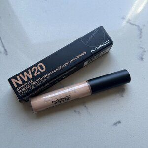 MAC Studio Fix 24-Hour Smooth Wear Fluid Correcting Concealer in NW20
